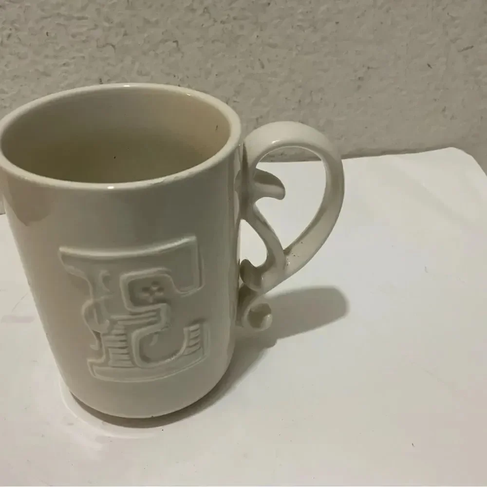 Mudpie ceramic white/cream mug with capital E, ornate handle Excellent B6